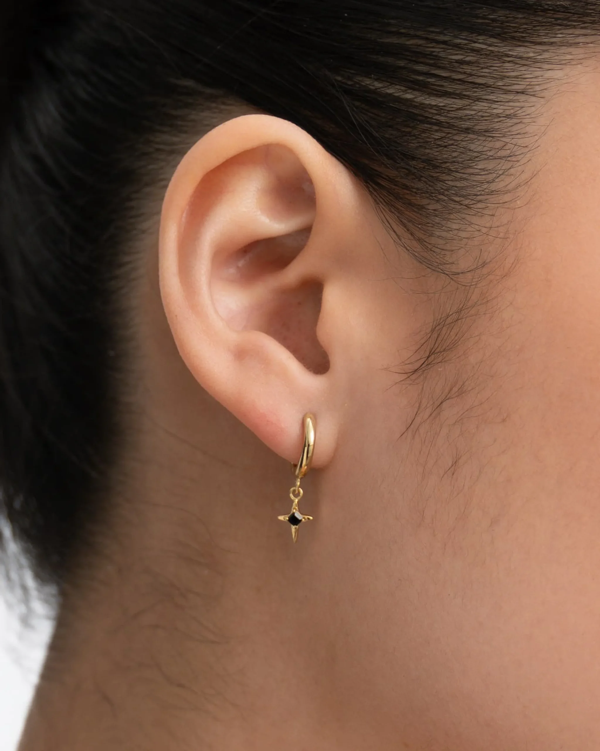 aurore_onyx_mini_hoops_3.webp BRUNA The Label Aurore Onyx Mini Hoops^ Ohrringe Mit Anhänger | Creolen