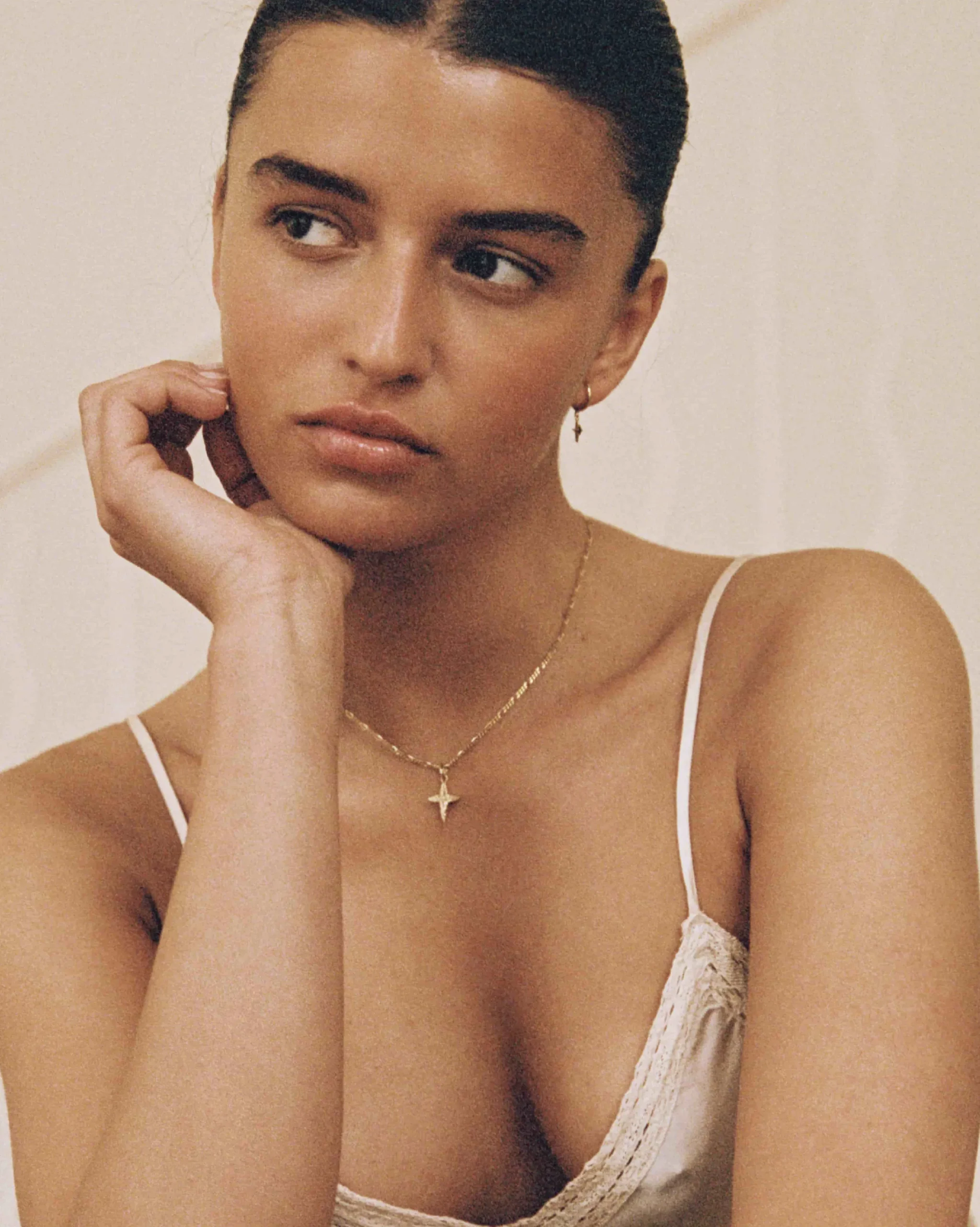 aurore_onyx_mini_hoops_5.webp BRUNA The Label Aurore Onyx Mini Hoops^ Ohrringe Mit Anhänger | Creolen