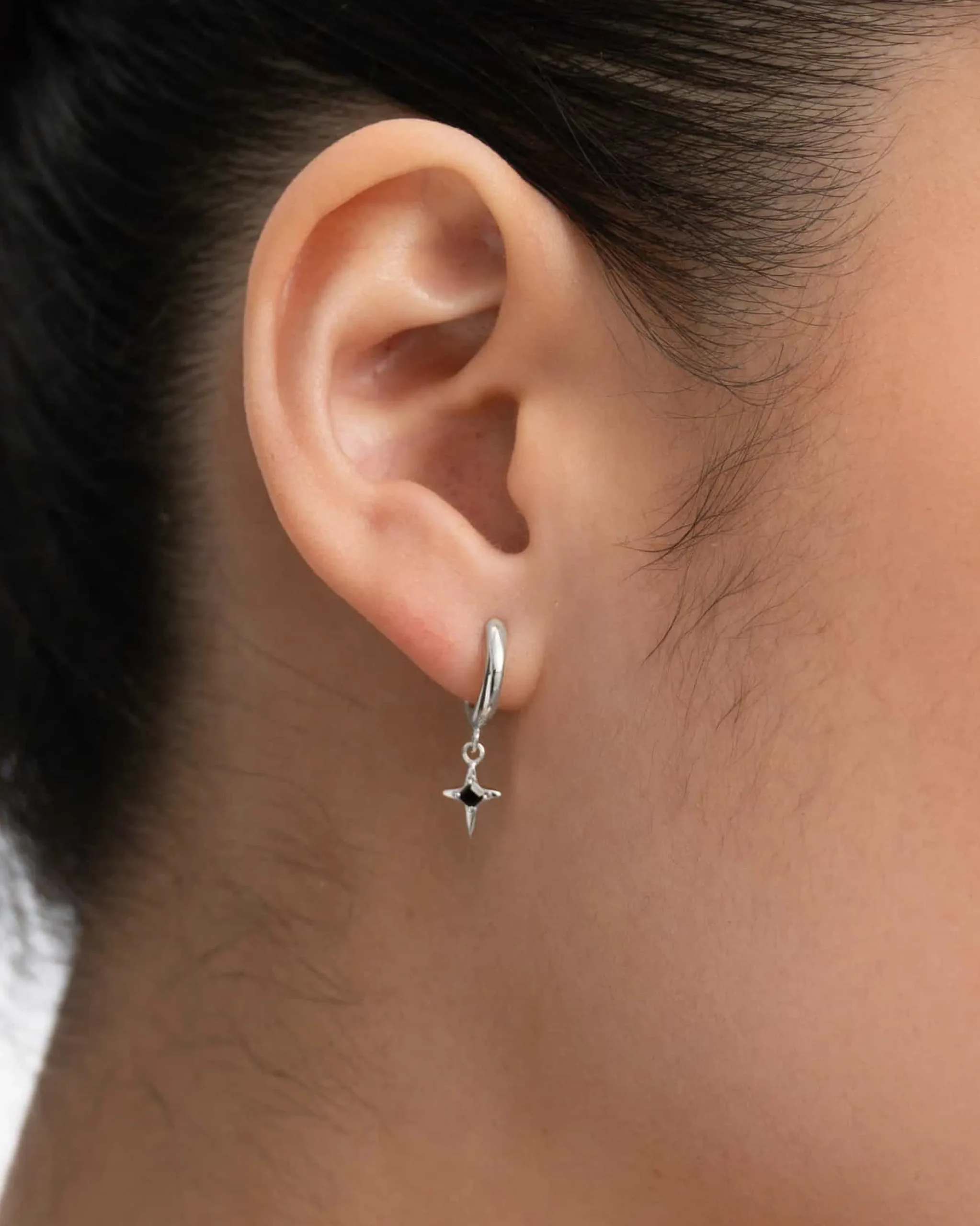 aurore_onyx_mini_hoops_7.webp BRUNA The Label Aurore Onyx Mini Hoops^ Ohrringe Mit Anhänger | Creolen