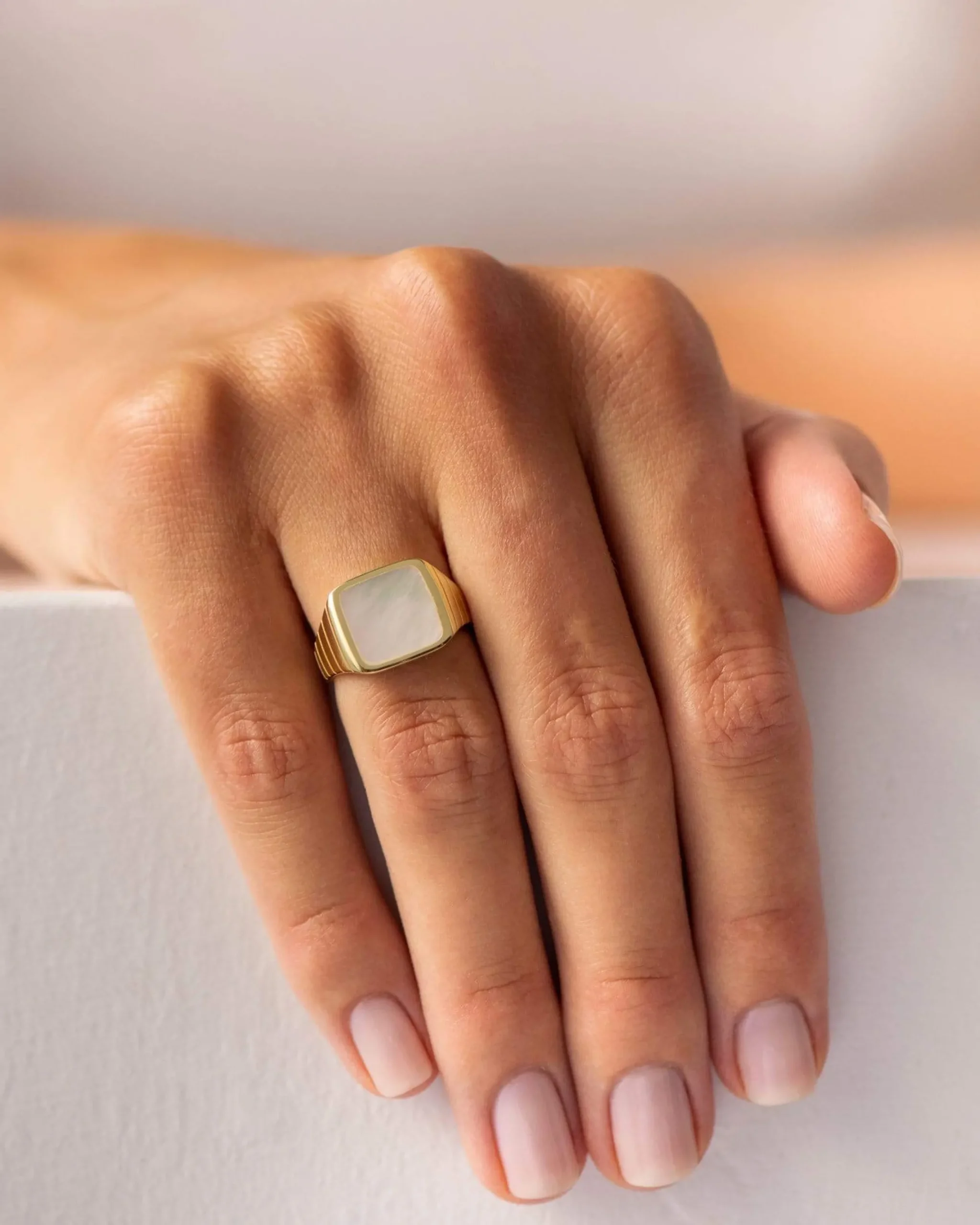 avino_pearl_ring_1.webp BRUNA The Label Avino Pearl Ring^ Siegel | Edelsteine