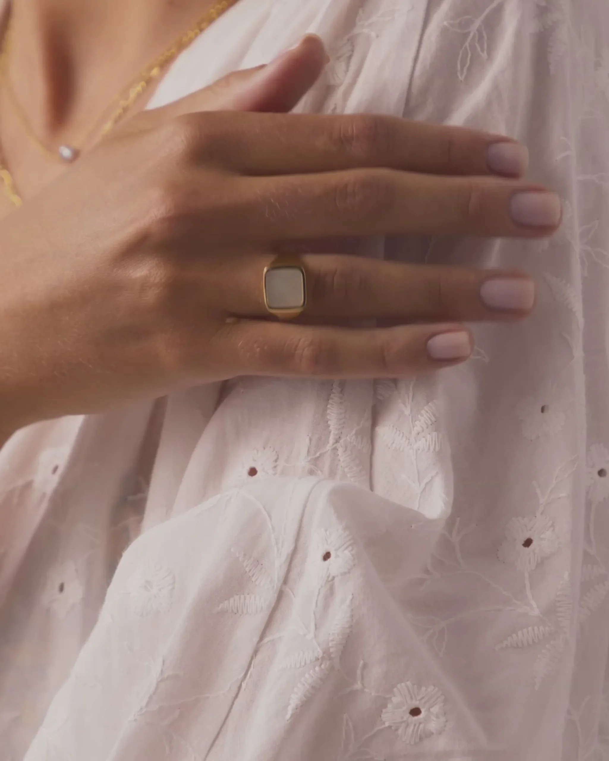 avino_pearl_ring_3.webp BRUNA The Label Avino Pearl Ring^ Siegel | Edelsteine