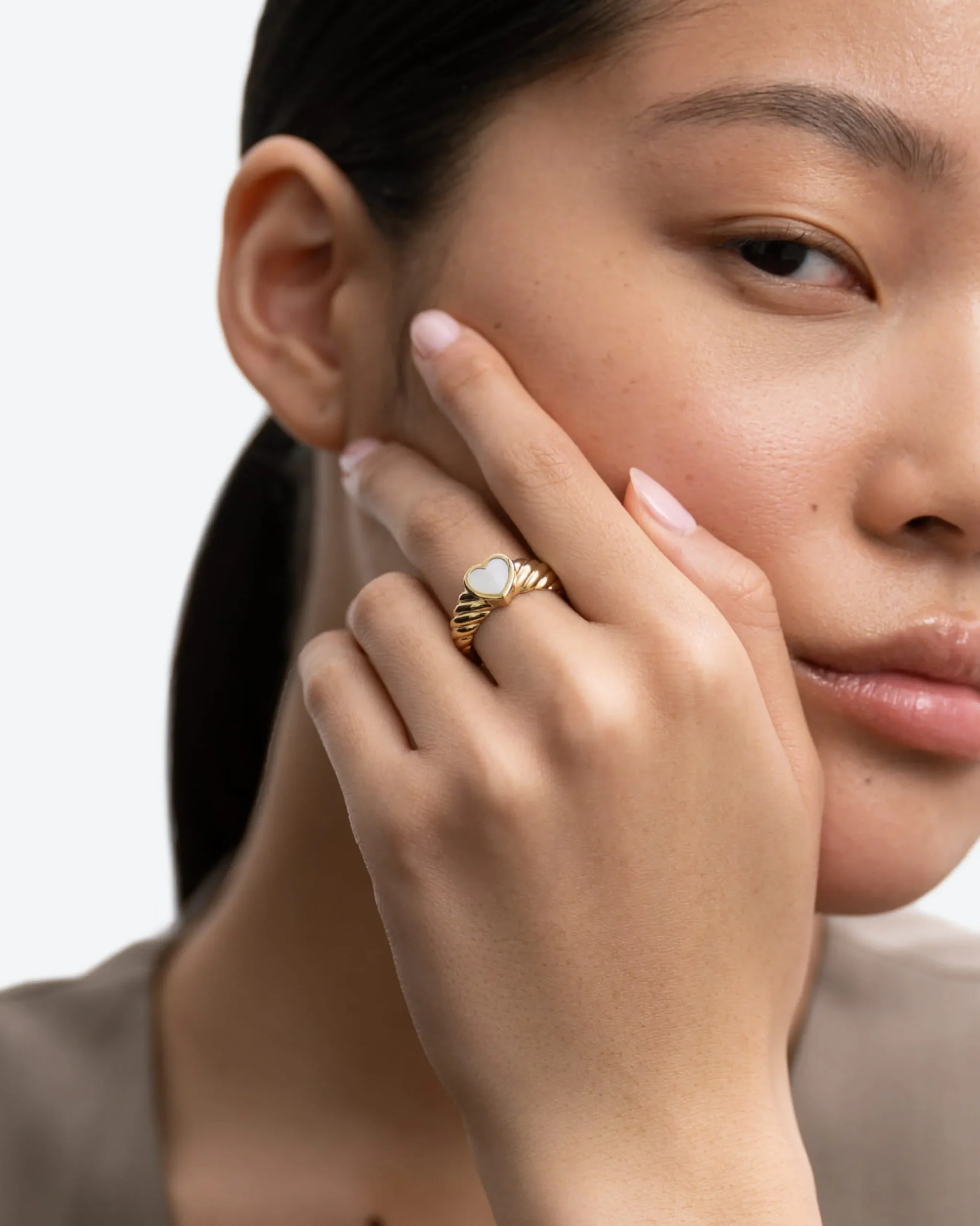 corvina_pearl_ring_2.webp BRUNA The Label Corvina Pearl Ring^ Stacking-Ringe | Edelsteine