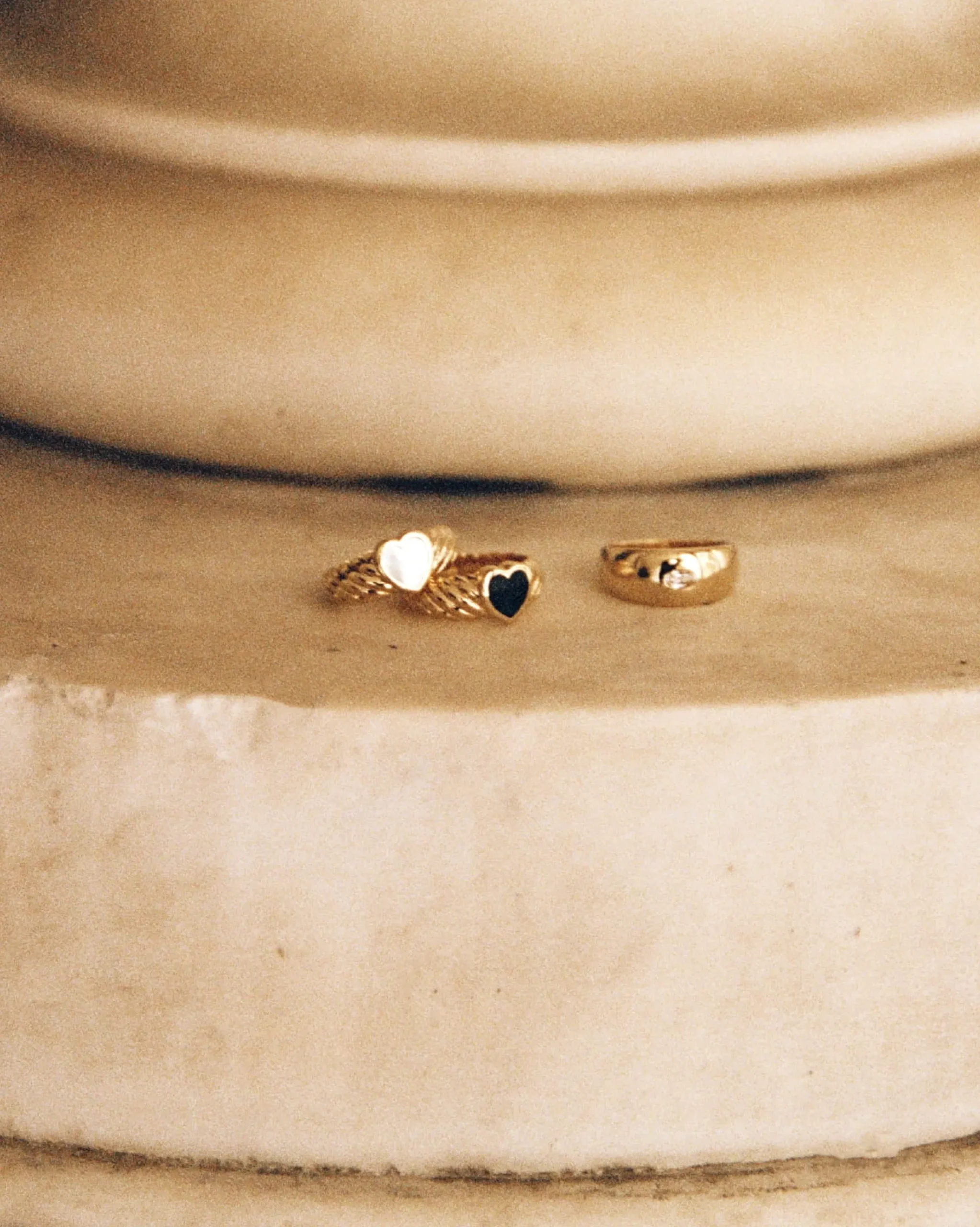 corvina_pearl_ring_3.webp BRUNA The Label Corvina Pearl Ring^ Stacking-Ringe | Edelsteine