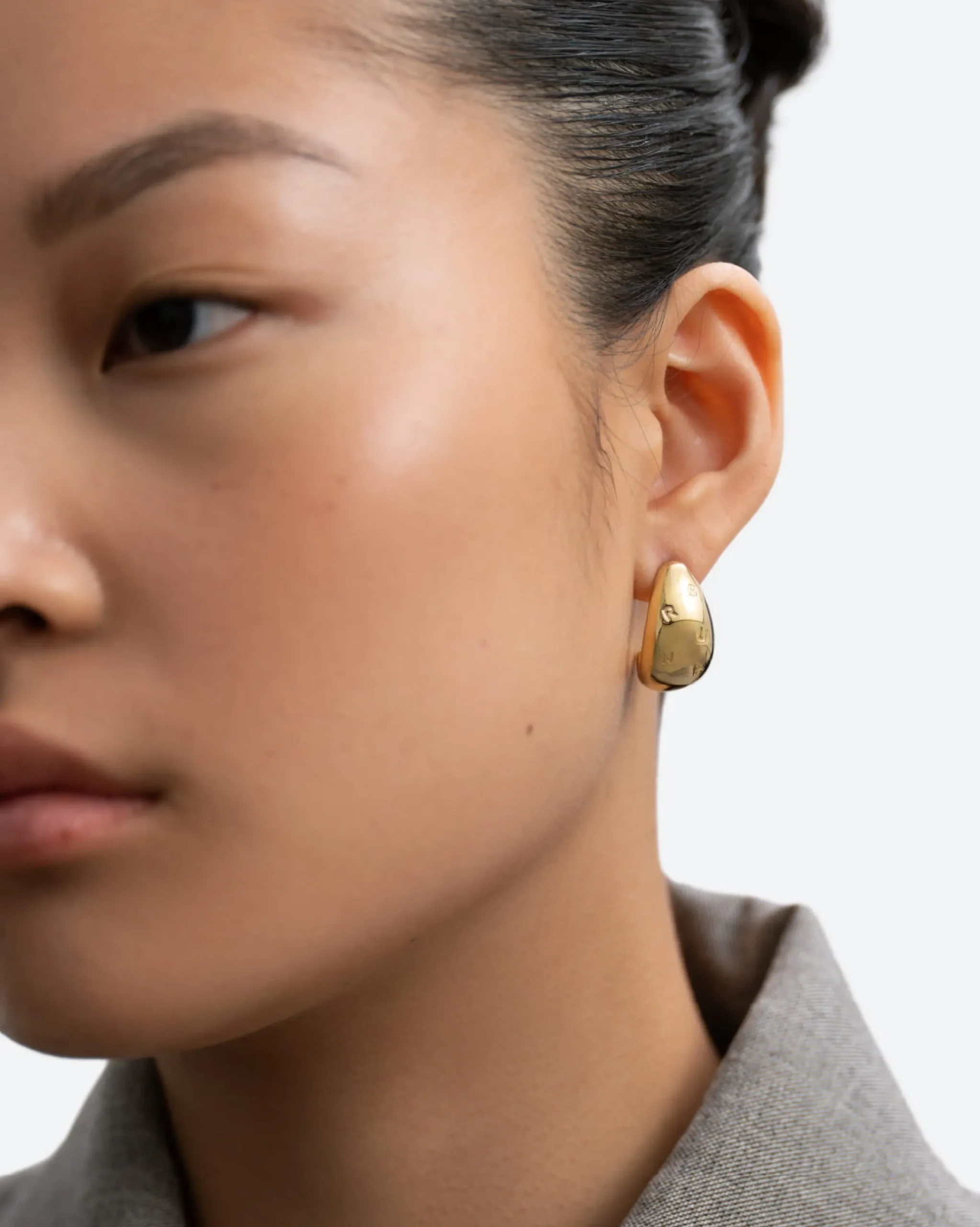drop_logo_earrings_1.webp BRUNA The Label Drop Logo Earrings^ Drop