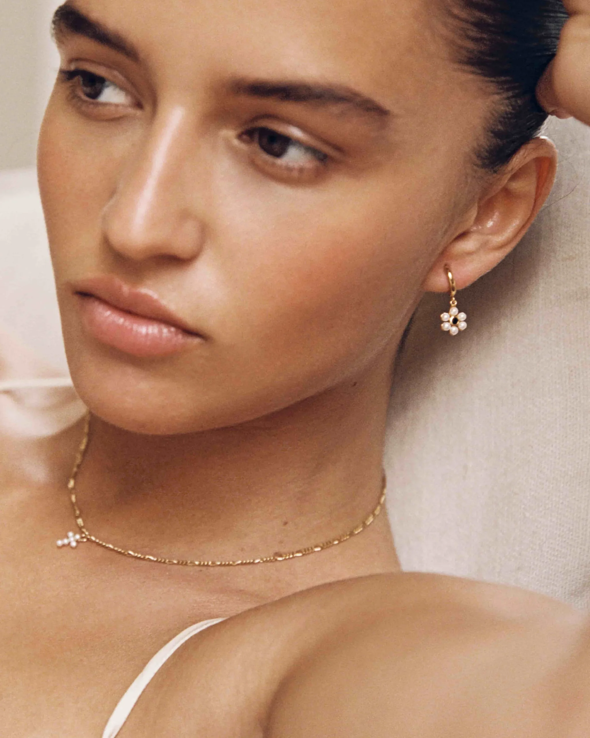 gironde_onyx_mini_hoops_4.webp BRUNA The Label Gironde Onyx Mini Hoops^ Ohrringe Mit Anhänger | Creolen