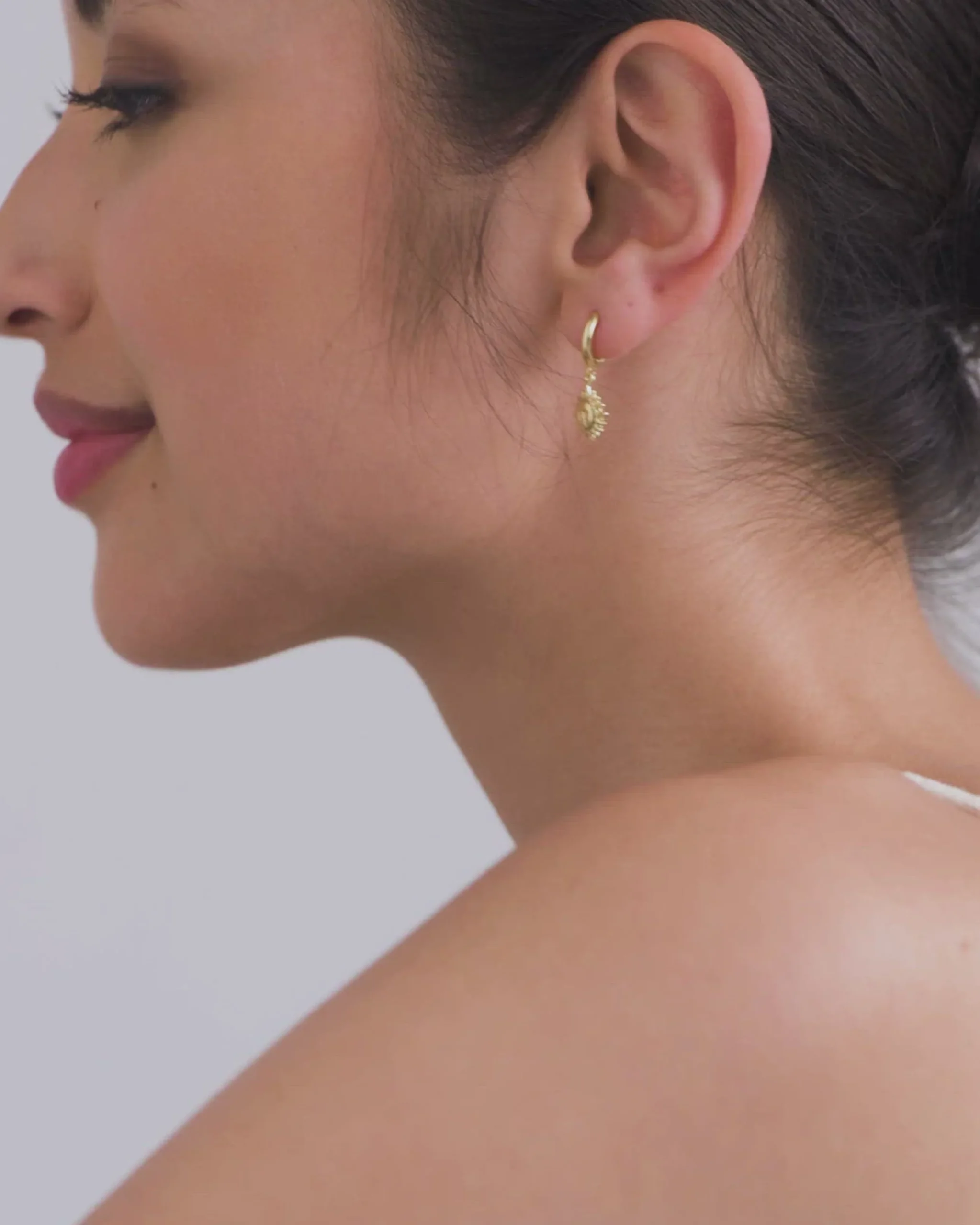 solana_hoops_9.webp BRUNA The Label Solana Hoops^ Ohrringe Mit Anhänger | Creolen